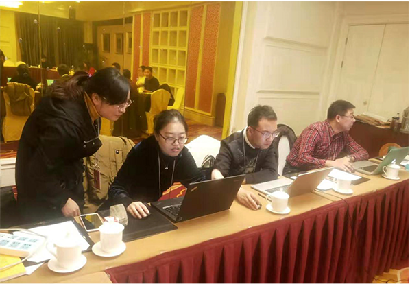 内蒙古人大大会保障现场，工作人员帮 助代表操作系统