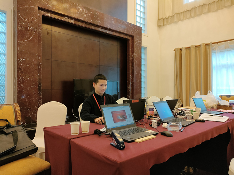 云软工作人员协助人大联工委主任整理建议资料，并实时掌握建议的状态和对数据进行统计。