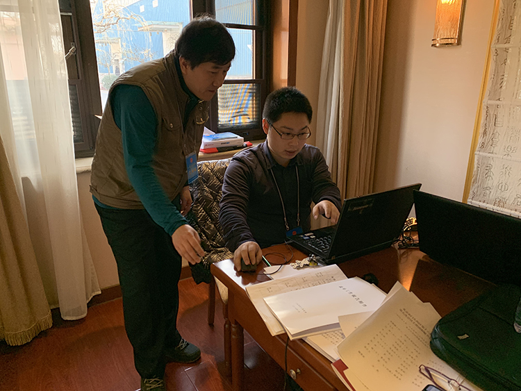 北京门头沟人大十六届五次会议大会保障，工作人员现场指引代表操作系统。