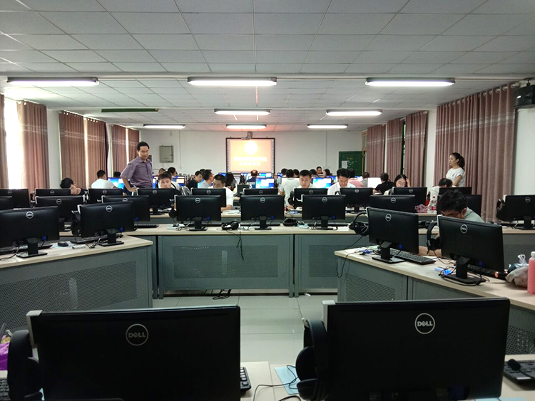 云软工作人员对新田县政协系统操作进行讲解培训。